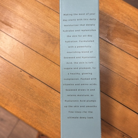 Sun and moon seize the day pump perfect daily facial moisturizer - Picture 4 of 4